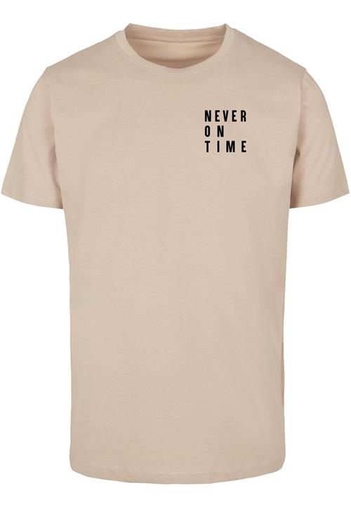 Se Merchcode Shirts 'Never On Time'  sand / sort hos About You