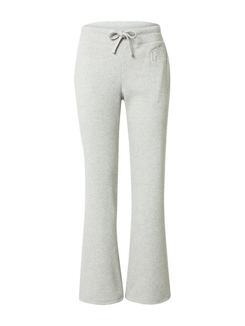 Se GAP Bukser  grå-meleret / hvid ved About You