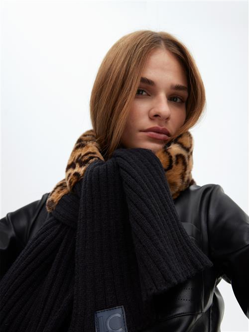 Lola Casademunt Sjal  pueblo / sort