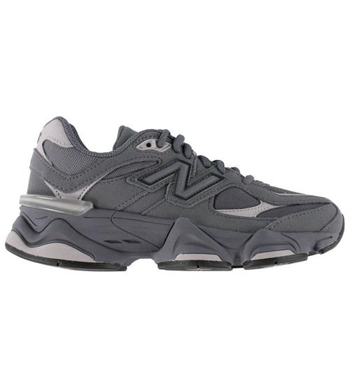 Se New Balance sko - 9060- Neptune Grey/Truffle Salt hos KidsWorld