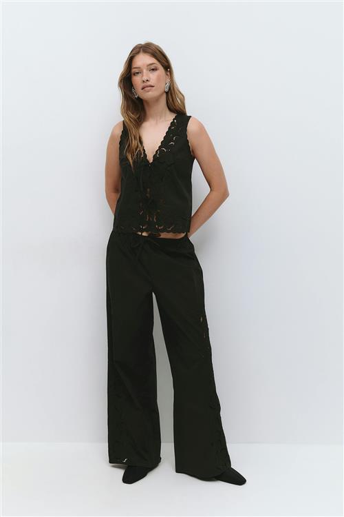 Gina Tricot - Embroidery poplin trousers - Vide bukser - Sort - M - Dame