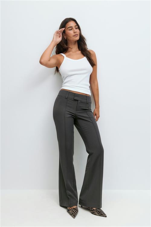 Gina Tricot - Low waist bootcut trousers - utsvingede habitbukser - Grå - 38 - Dame