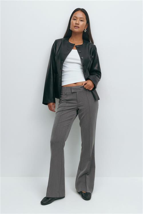 Gina Tricot - Low waist bootcut trousers - utsvingede habitbukser - Grå - 38 - Dame