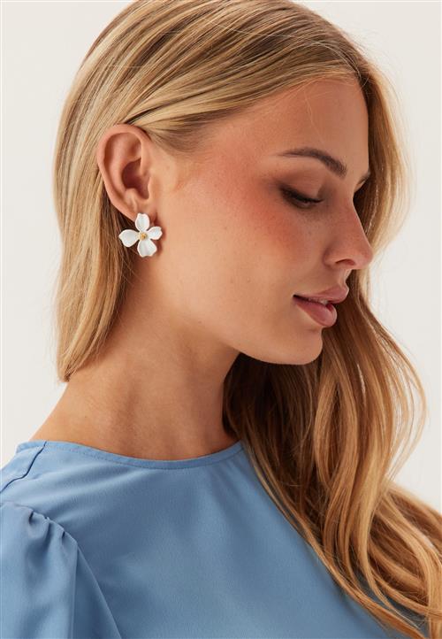 BY JOLIMA Lilly Flower Earring