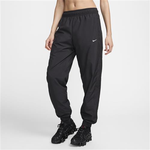 Vævede Nike Classic-joggers med UV-beskyttelse, en løstsiddende pasform og mellemhøj talje til kvinder - sort