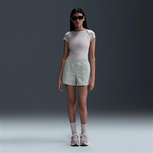 Vævevde Nike Everything-shorts med mellemhøj talje til kvinder (13 cm) - grå