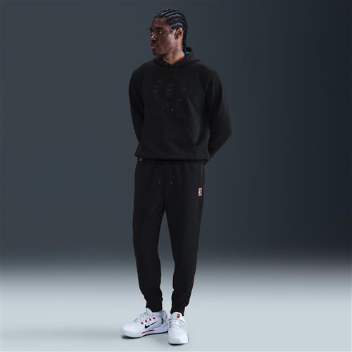 NikeCourt Heritage Dri-FIT-tennisjoggers i fleece til mænd - sort