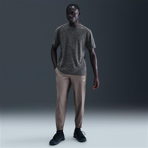 Faconsyede, alsidige Nike Form Dri-FIT-bukser til mænd - grå