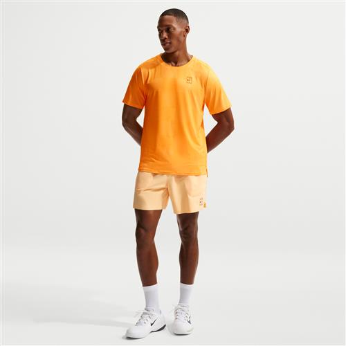 NikeCourt Advantage Dri-FIT-tennisshorts (15 cm) til mænd - Orange