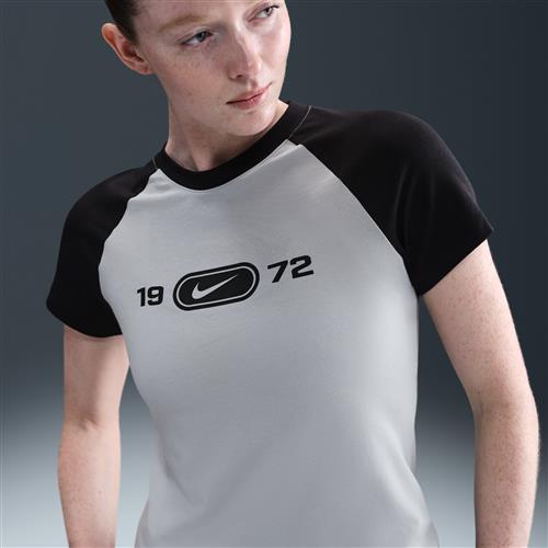 Slank maskinstrikket Nike Chill-T-shirt med grafik til kvinder - grå