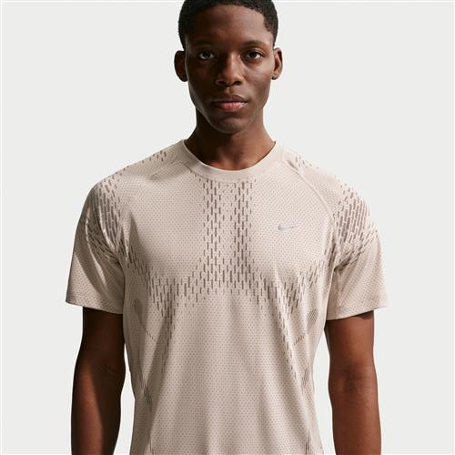 Kortærmet Nike Stride Dri-FIT ADV-løbetop til mænd - brun