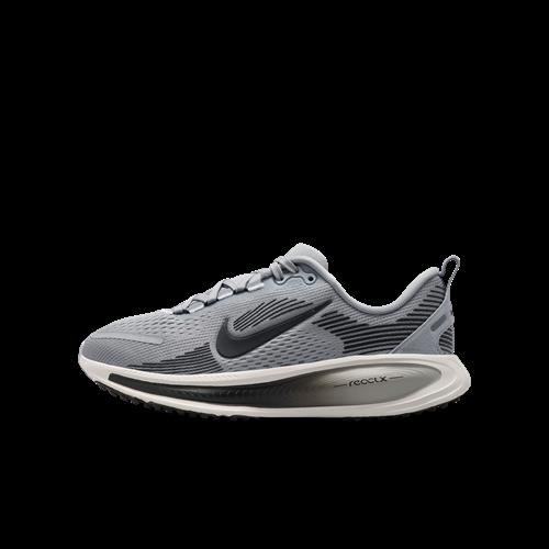 Nike Vomero 18-løbesko til vej til større børn - grå