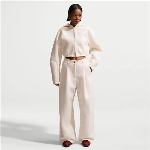 Løse Nike Pregame-fleecebukser med mellemhøj talje til kvinder - hvid