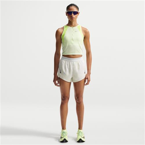 Nike AeroSwift Dri-FIT ADV-løbeshorts med indershorts (7,5 cm) og mellemhøj talje og til kvinder - hvid