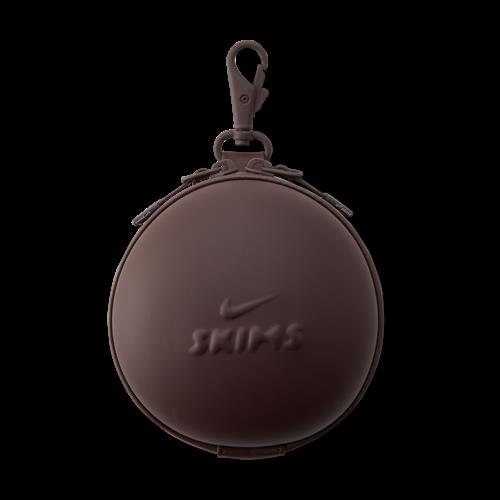 NikeSKIMS Hardshell Round Case til kvinder - brun