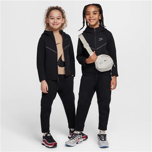 Nike Tech Fleece-sæt i to dele med fuld lynlås til mindre børn - sort