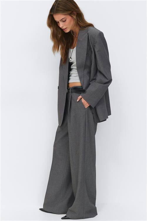 Gina Tricot - Wide pleated trousers - vide habitbukser - Grå - 38 - Dame