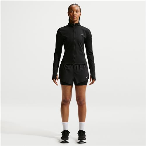 Nike Swift Dri-FIT 2-i-1-løbeshorts med mellemhøj talje til kvinder - sort