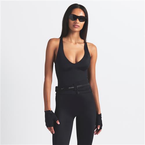 NikeSKIMS Shine-tanktop med V-hals til kvinder - sort