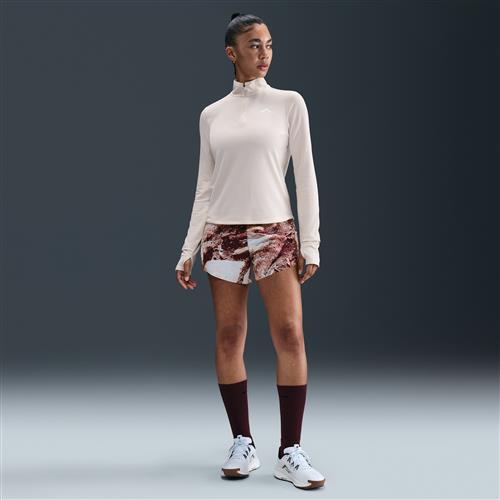 Nike Trail Dri-FIT-løbeshorts med mellemhøj talje og indershorts (10 cm) til kvinder - rød