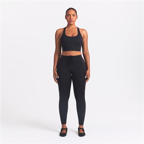 NikeSKIMS Matte Shine Mix-leggings (66 cm) til kvinder - sort