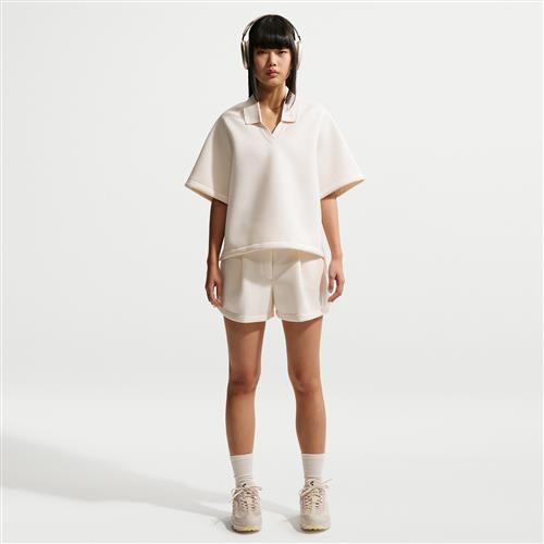 Løse, skræddersyede Nike Pregame Fleece-shorts med mellemhøj talje til kvinder - hvid