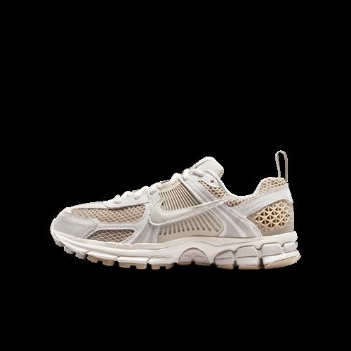 Nike Vomero 5-sko til større børn med reflekser - grå