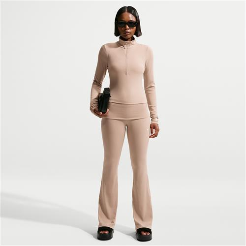 Maskinstrikket Nike Chill-bukser med mellemhøj talje og rib til kvinder - brun