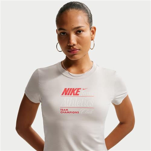 Kort, slank, moderat maskinstrikket Nike Chill-T-shirt til kvinder - grå