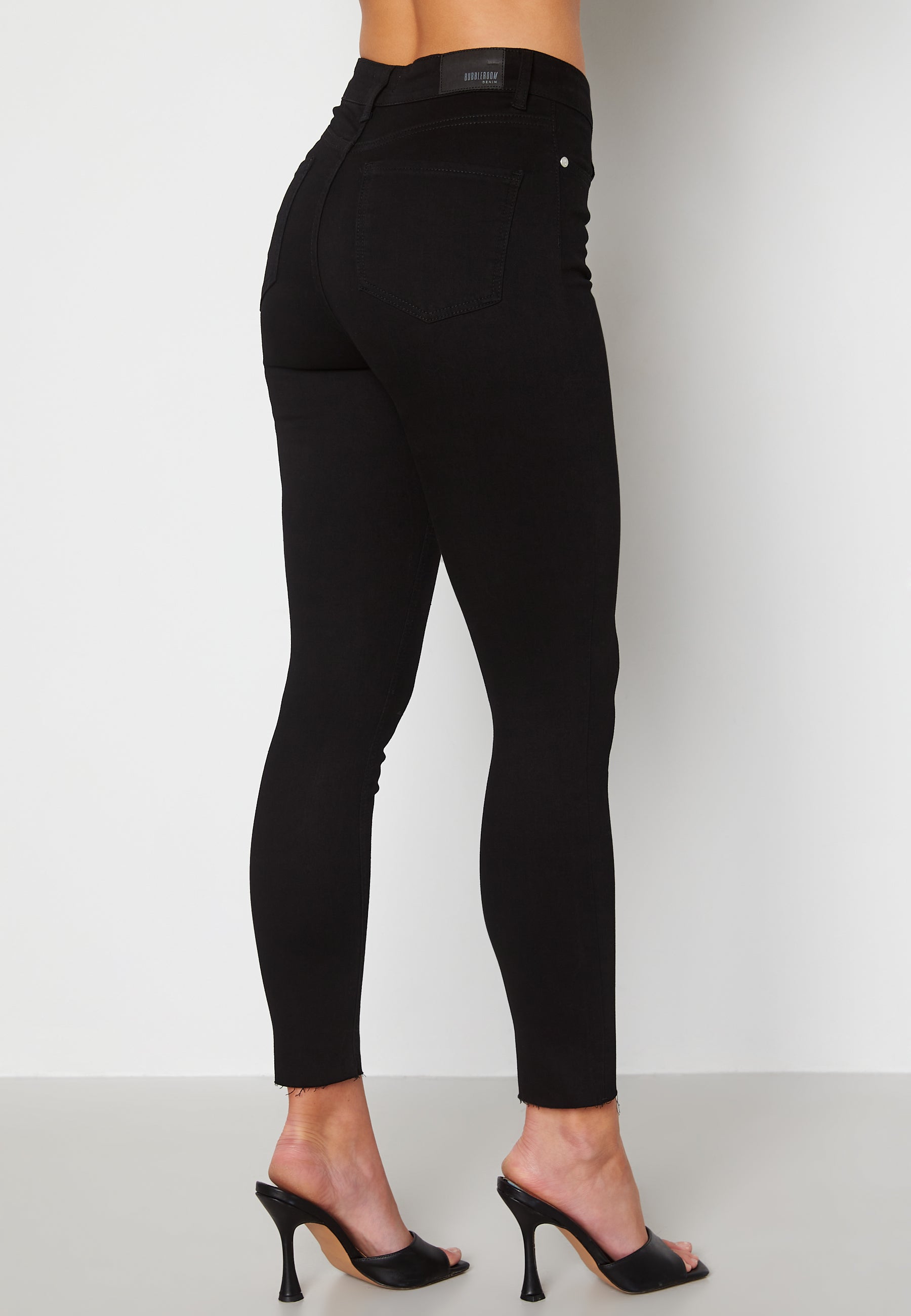 Bubbleroom Care Sandy Raw Edge Jeans