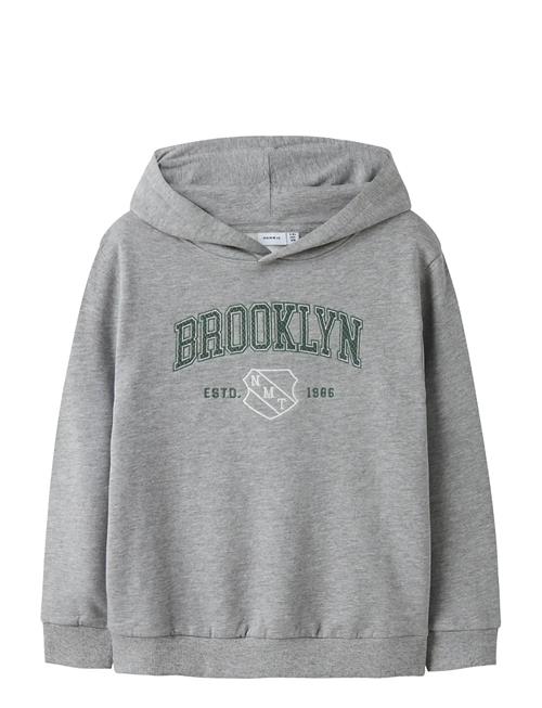 name it | Nkmnewi Ls Nreg Sweat Wh Bru | 116