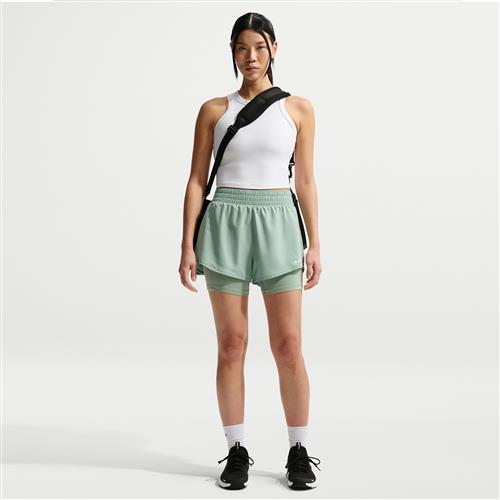 Højtaljede Nike One-Dri-FIT-2-in-1-shorts (7,5 cm) til kvinder - grøn