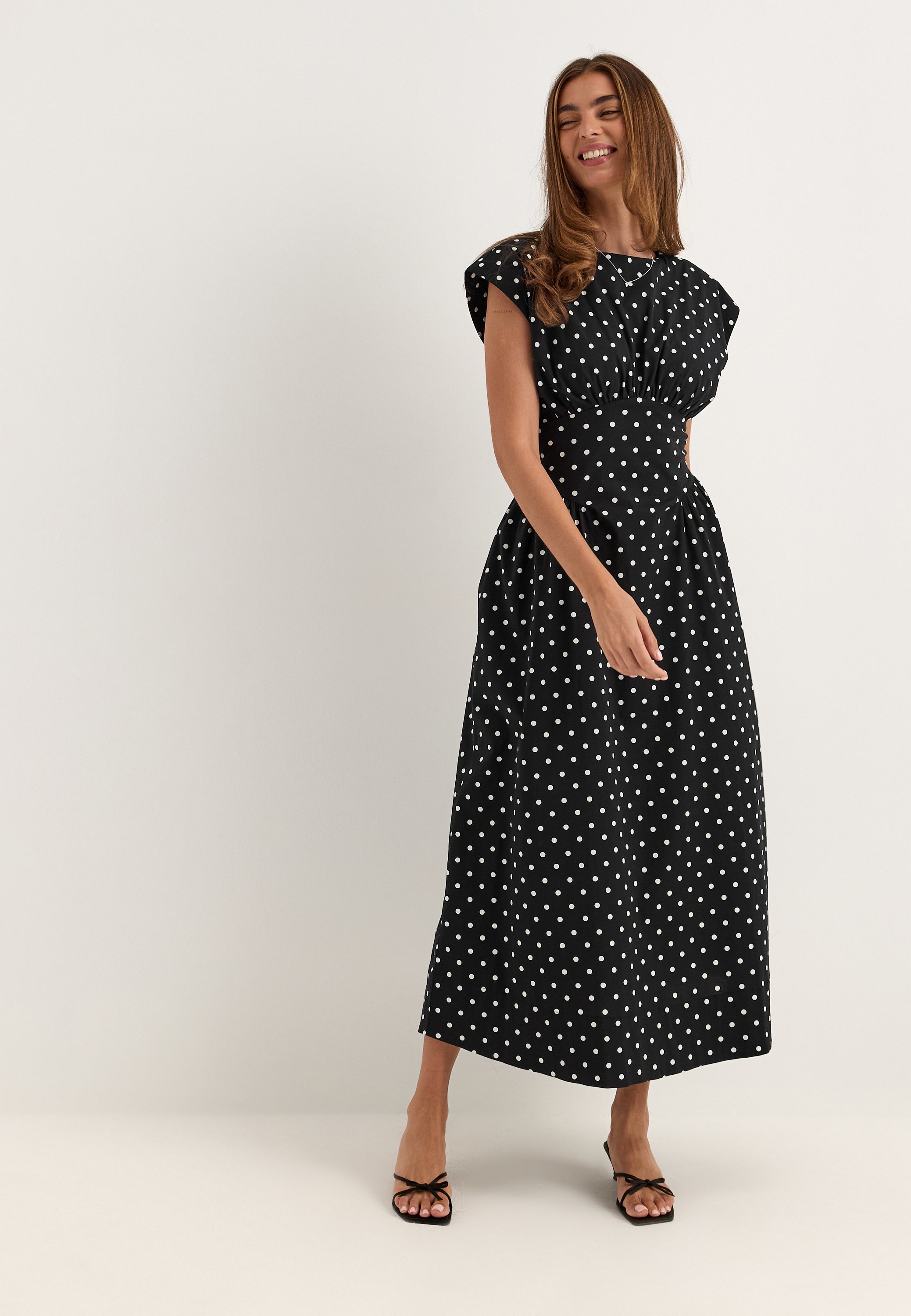 BUBBLEROOM V-shaped Rushed Midi Dress